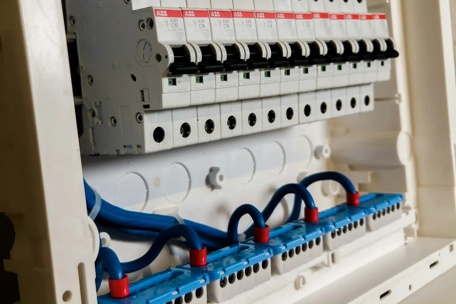 Do Smart Home Devices Work on Dubai's 220V Power? (2026)