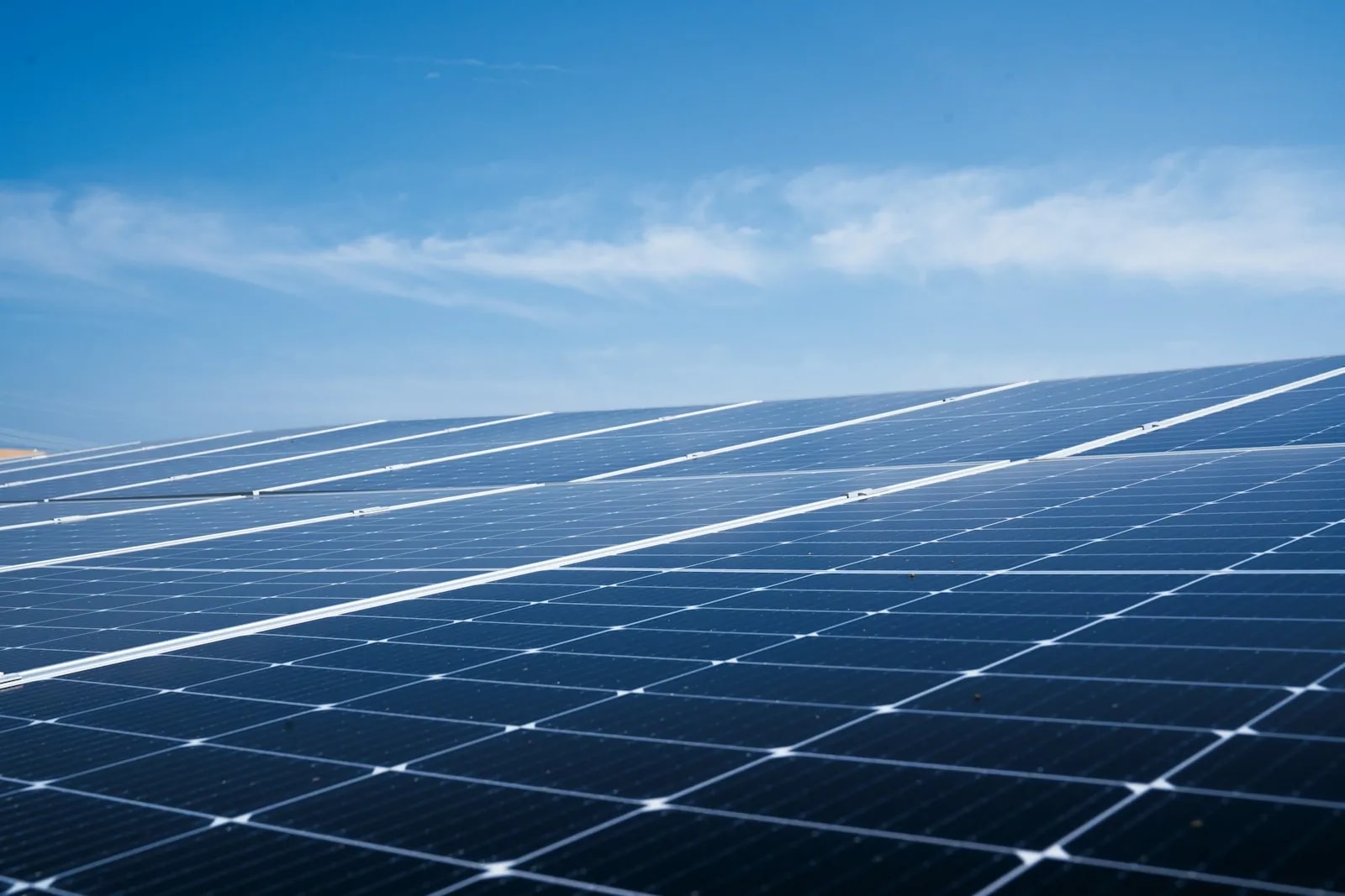 Solar Panels and a Smart Home in Dubai: How They Work Together (2026)