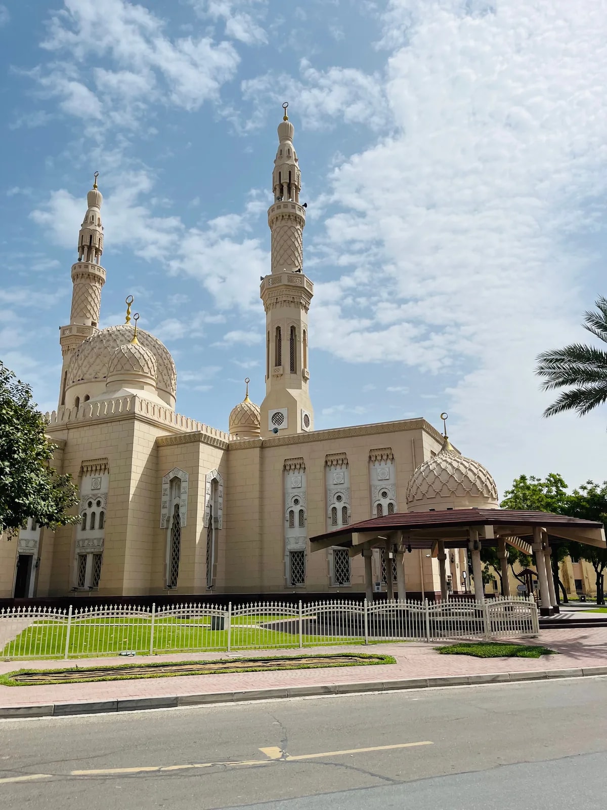 Jumeirah Mosque on Jumeirah Street in Jumeirah 1, the villa district where we design home automation