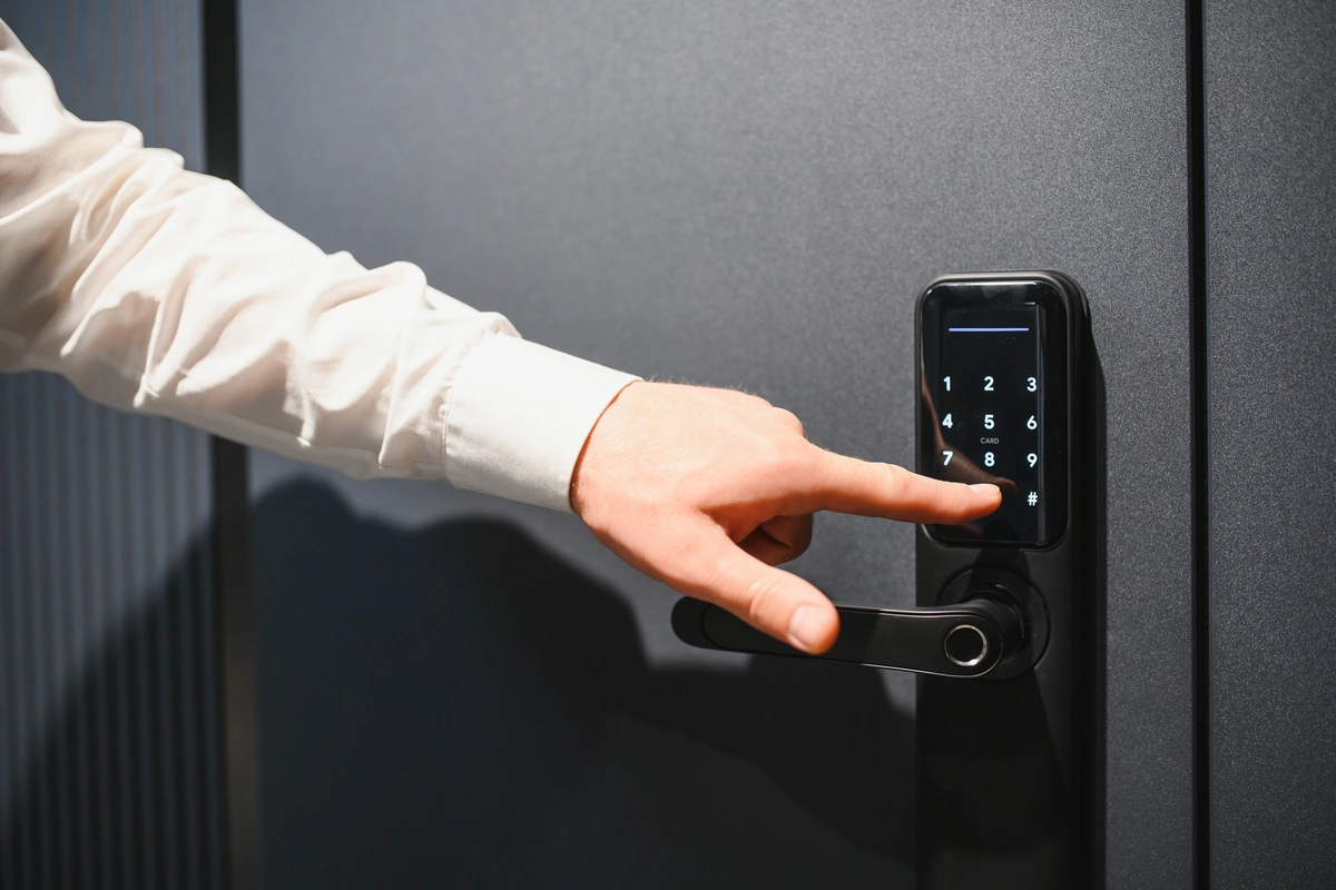 Smart gate and keypad access control at a Dubai villa entrance for domestic staff and visitors